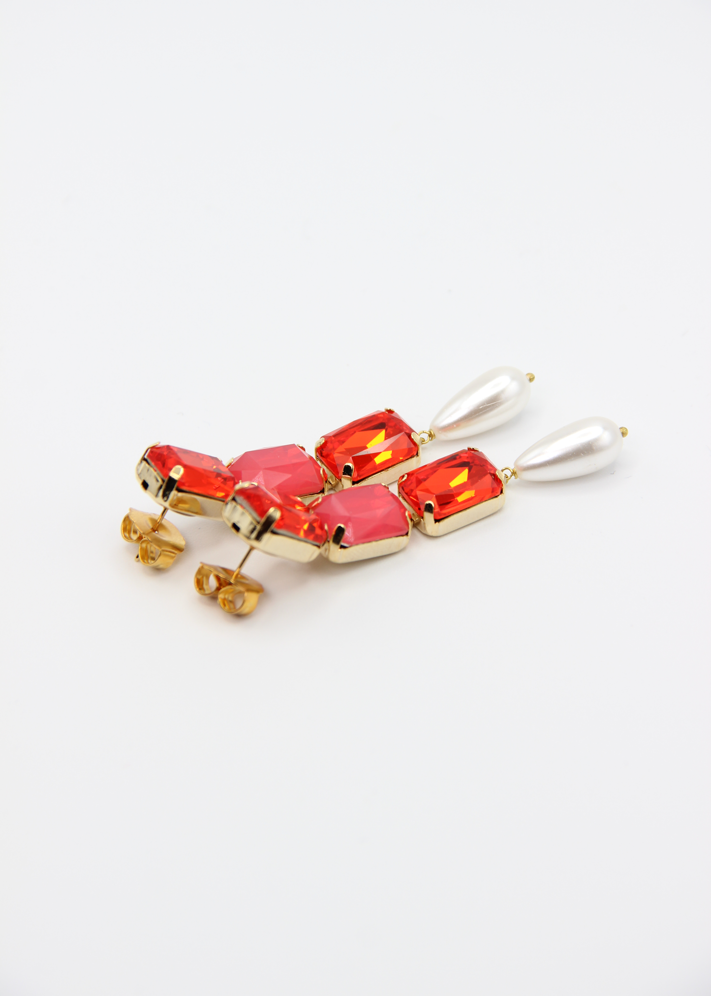 Orecchini lunghi Confetti Cremino Laura Sciunnach in tonalità rosso arancio, con cristalli sfumati tono su tono e pendente a goccia in perla. Gioielli artigianali luminosi ed eleganti.