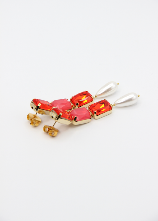 Orecchini lunghi Confetti Cremino Laura Sciunnach in tonalità rosso arancio, con cristalli sfumati tono su tono e pendente a goccia in perla. Gioielli artigianali luminosi ed eleganti.