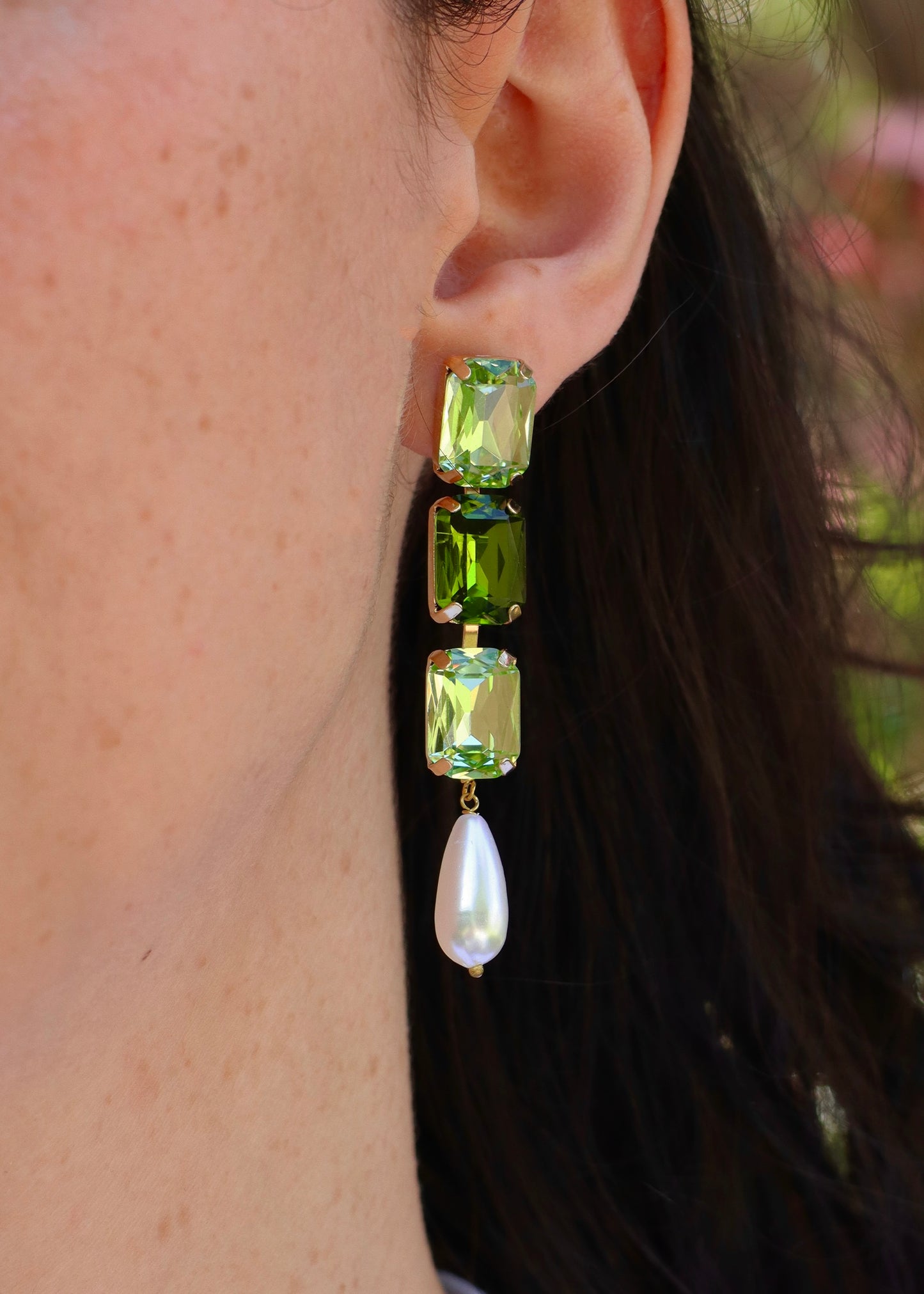 Orecchini lunghi Confetti Cremino Laura Sciunnach in tonalità verde, con cristalli sfumati tono su tono e pendente a goccia in perla. Gioielli artigianali luminosi ed eleganti.