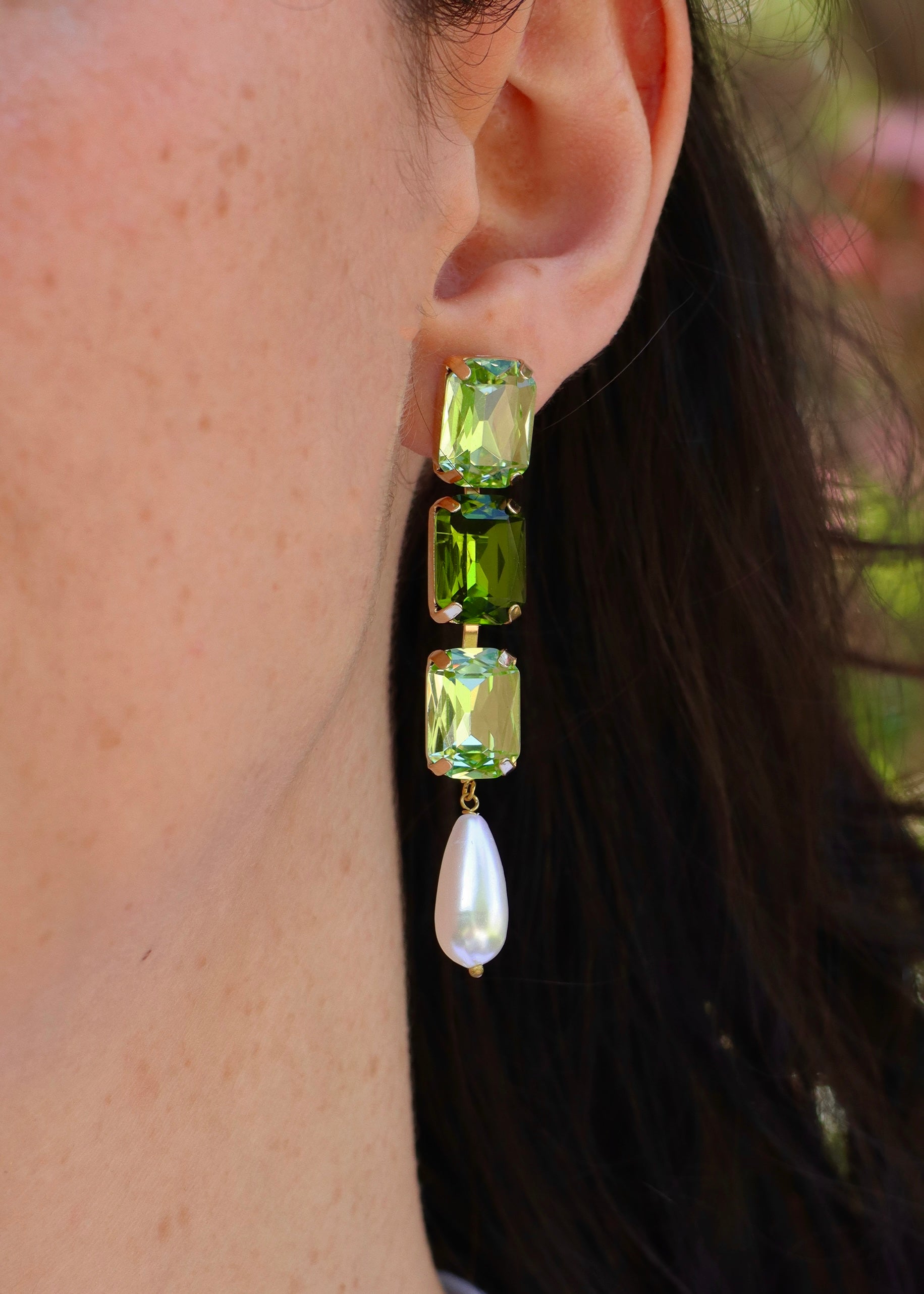 Orecchini lunghi Confetti Cremino Laura Sciunnach in tonalità verde, con cristalli sfumati tono su tono e pendente a goccia in perla. Gioielli artigianali luminosi ed eleganti.