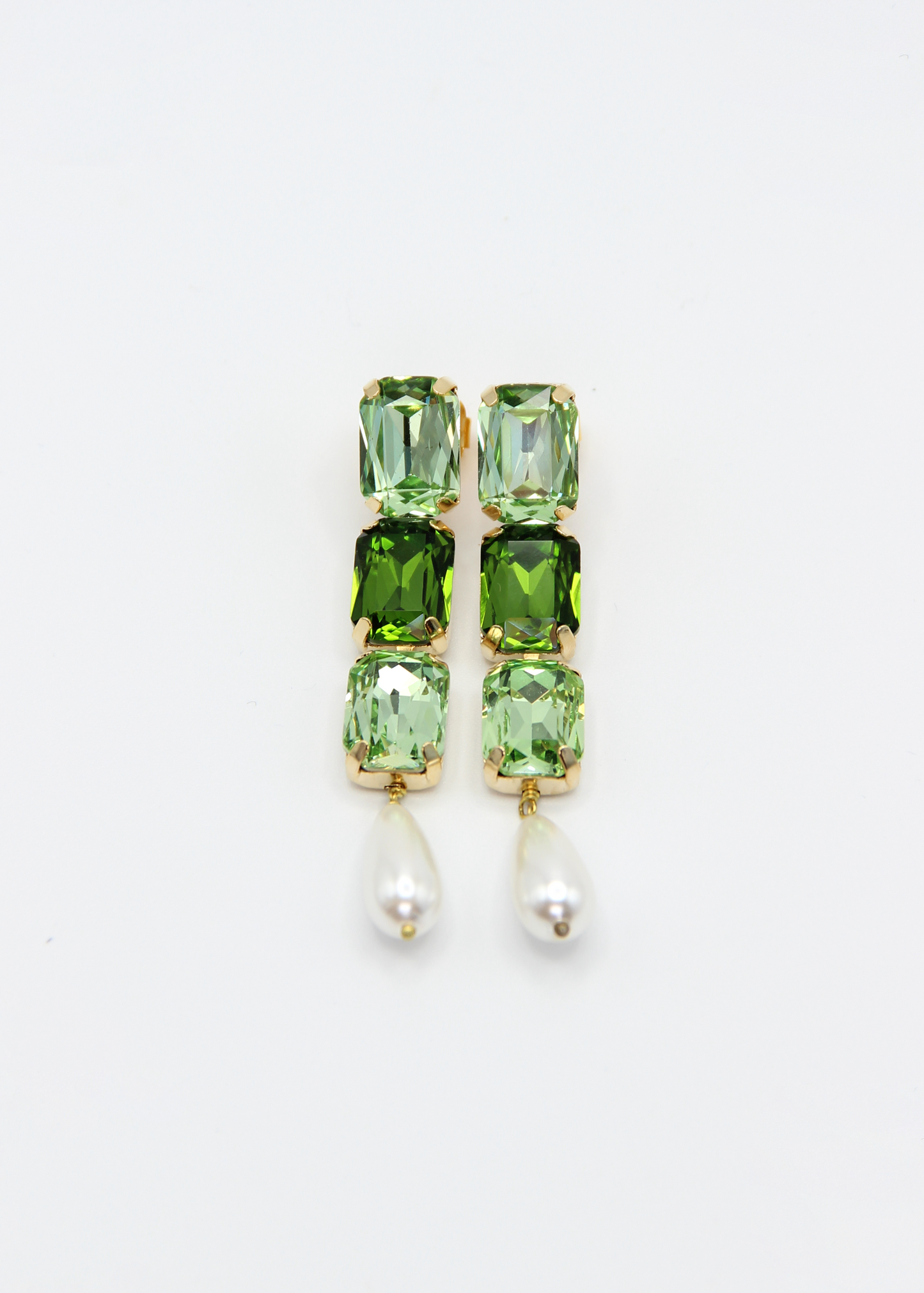 Orecchini lunghi Confetti Cremino Laura Sciunnach in tonalità verde, con cristalli sfumati tono su tono e pendente a goccia in perla. Gioielli artigianali luminosi ed eleganti.
