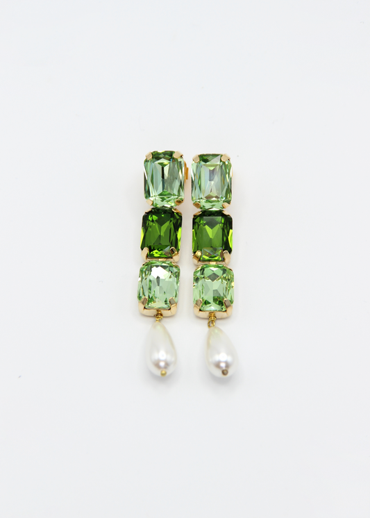 Orecchini lunghi Confetti Cremino Laura Sciunnach in tonalità verde, con cristalli sfumati tono su tono e pendente a goccia in perla. Gioielli artigianali luminosi ed eleganti.
