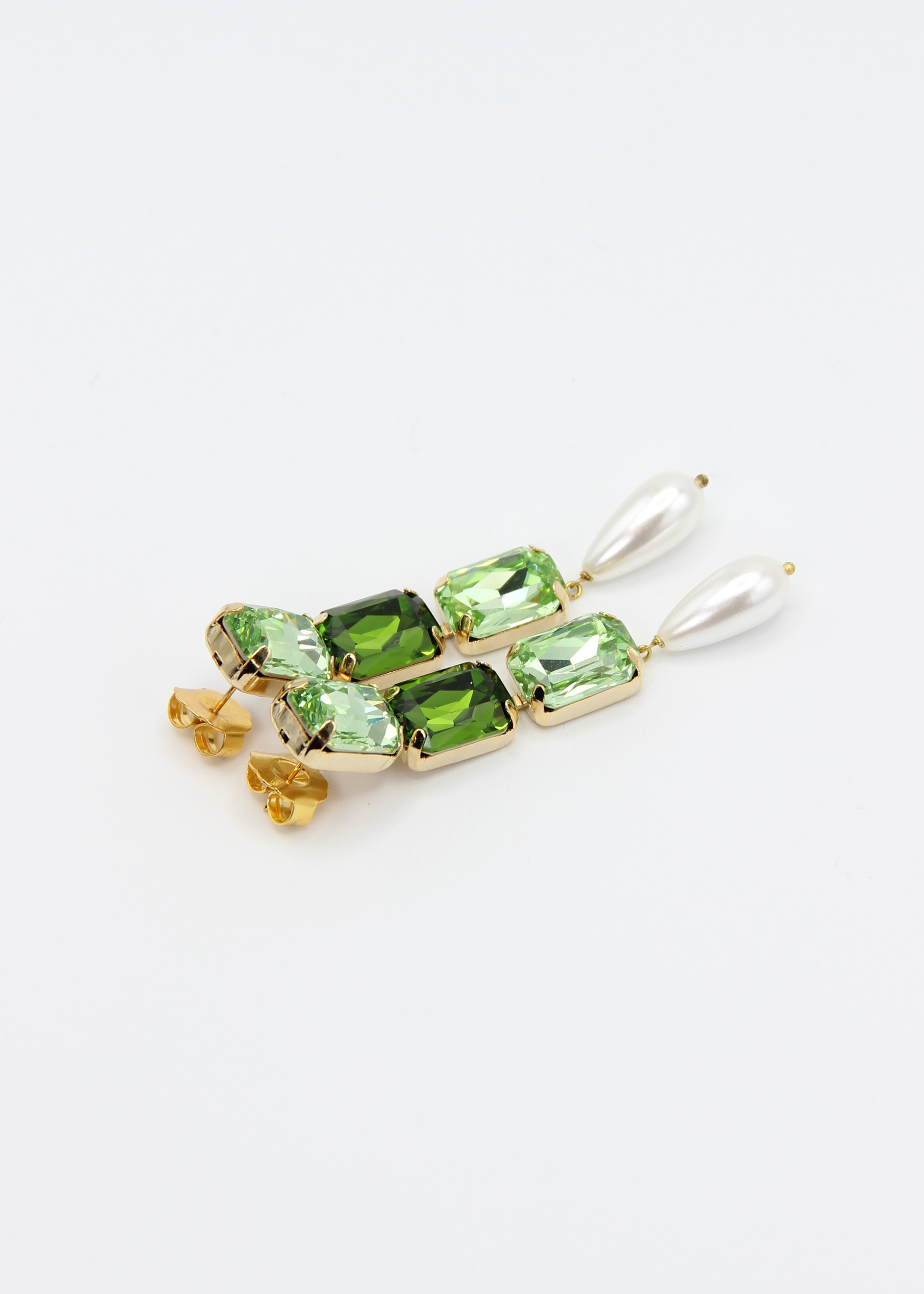 Orecchini lunghi Confetti Cremino Laura Sciunnach in tonalità verde, con cristalli sfumati tono su tono e pendente a goccia in perla. Gioielli artigianali luminosi ed eleganti.
