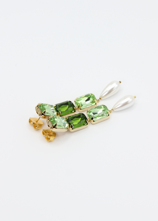 Orecchini lunghi Confetti Cremino Laura Sciunnach in tonalità verde, con cristalli sfumati tono su tono e pendente a goccia in perla. Gioielli artigianali luminosi ed eleganti.