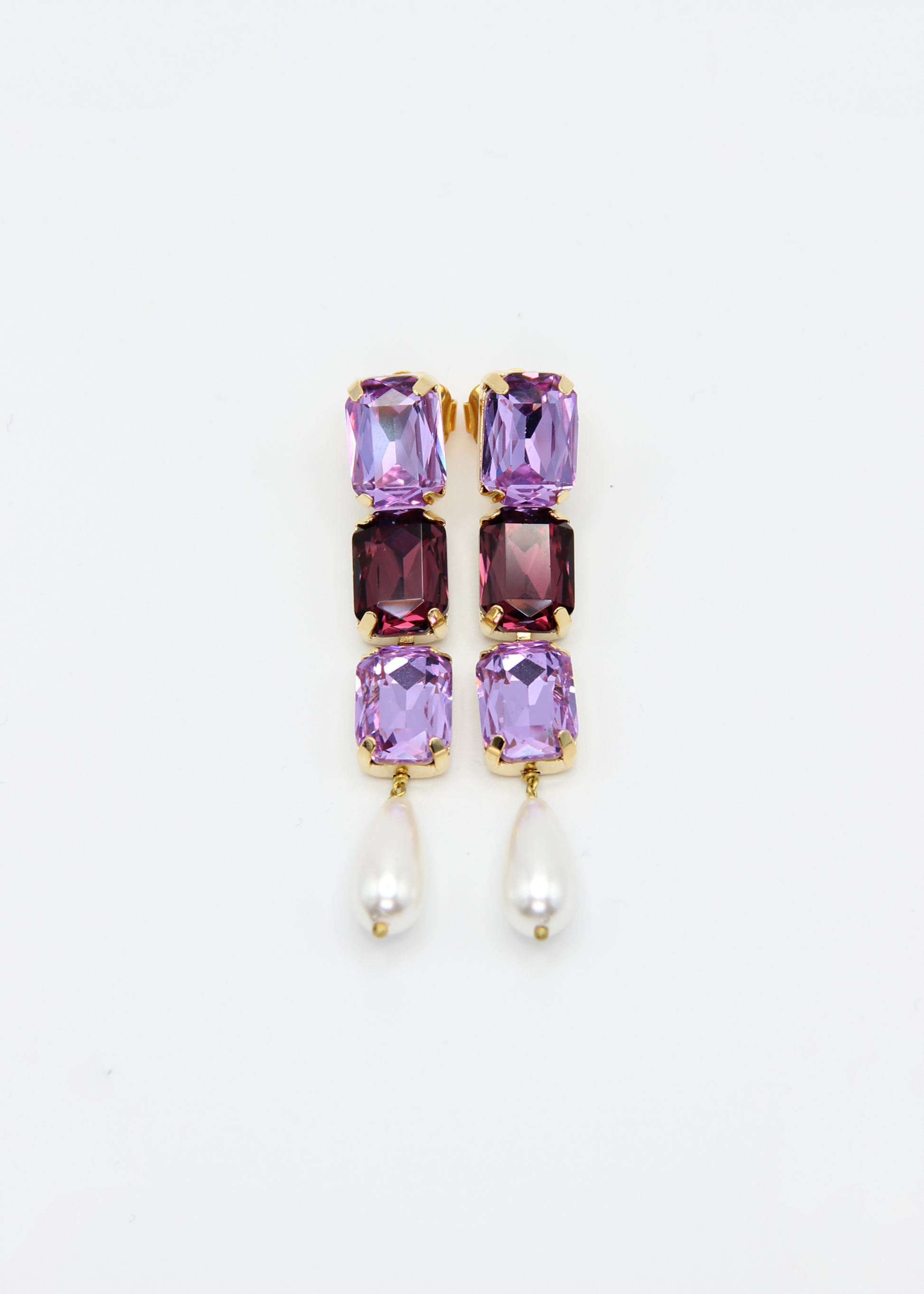 Orecchini lunghi Confetti Cremino Laura Sciunnach in tonalità viola e lilla, con cristalli sfumati tono su tono e pendente a goccia in perla. Gioielli artigianali luminosi ed eleganti.