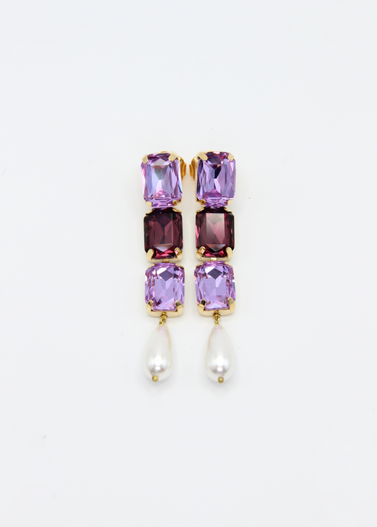 Orecchini lunghi Confetti Cremino Laura Sciunnach in tonalità viola e lilla, con cristalli sfumati tono su tono e pendente a goccia in perla. Gioielli artigianali luminosi ed eleganti.