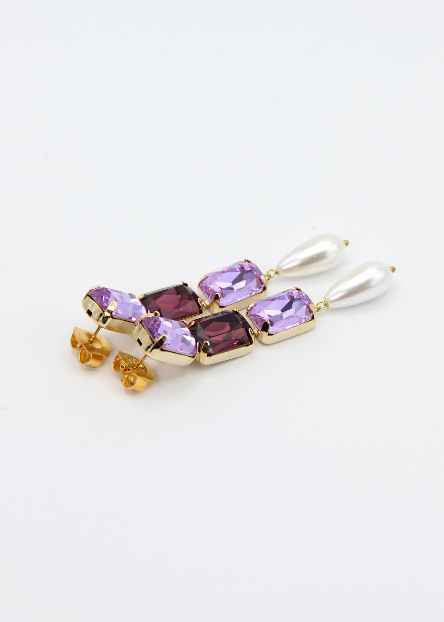 Orecchini lunghi Confetti Cremino Laura Sciunnach in tonalità viola e lilla, con cristalli sfumati tono su tono e pendente a goccia in perla. Gioielli artigianali luminosi ed eleganti.