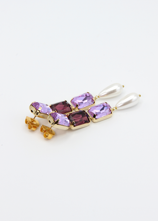Orecchini lunghi Confetti Cremino Laura Sciunnach in tonalità viola e lilla, con cristalli sfumati tono su tono e pendente a goccia in perla. Gioielli artigianali luminosi ed eleganti.