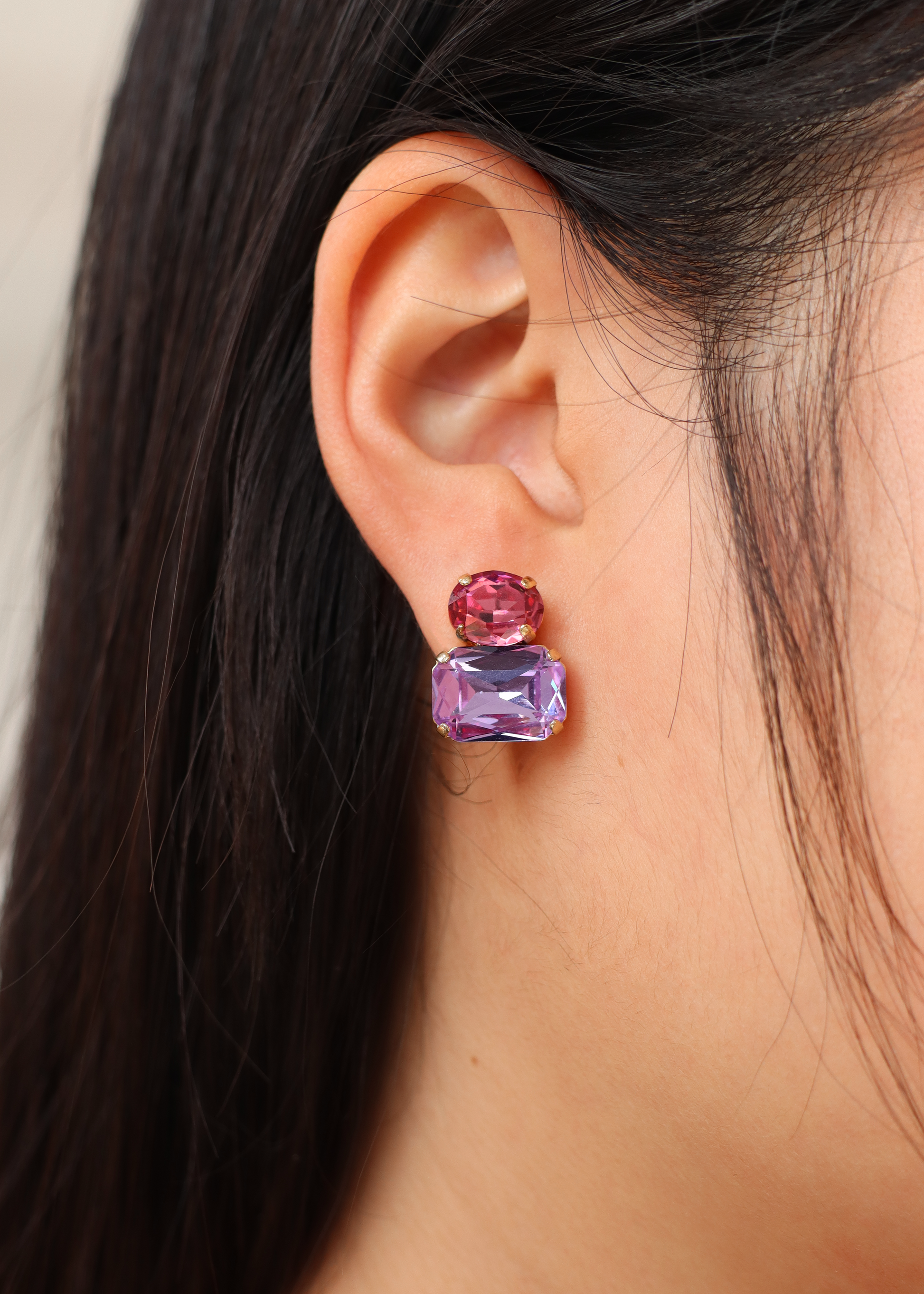 Orecchini Confetti Laura Sciunnach  fatti a mano, piccoli e leggeri (3 g), design contemporaneo con dettagli colorati, chiusura a perno con farfallina, gioielli artigianali made in Italy personalizzabili.