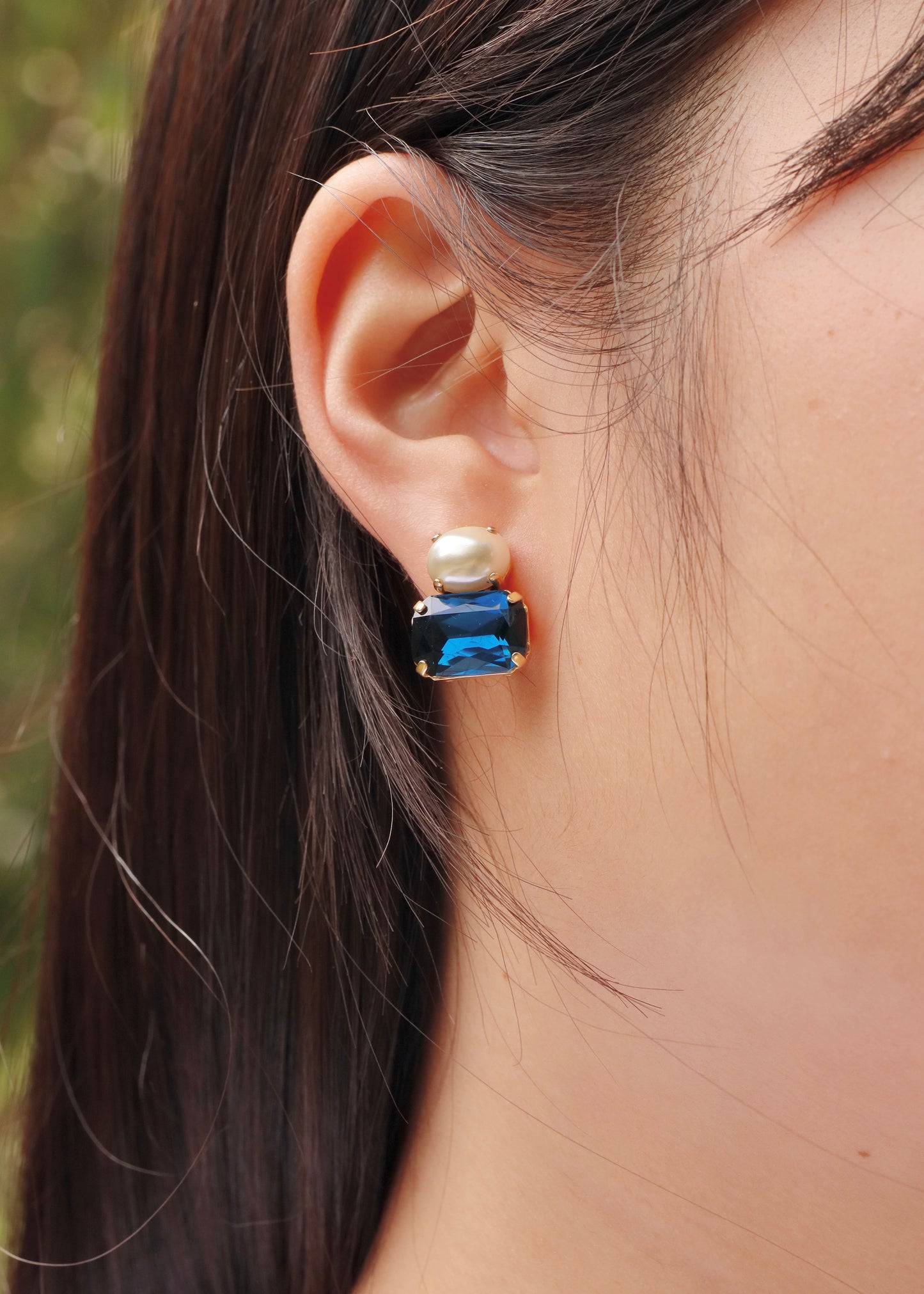 Dettaglio orecchini con perla e zircone blu notte, collezione Confetti Laura Sciunnach.