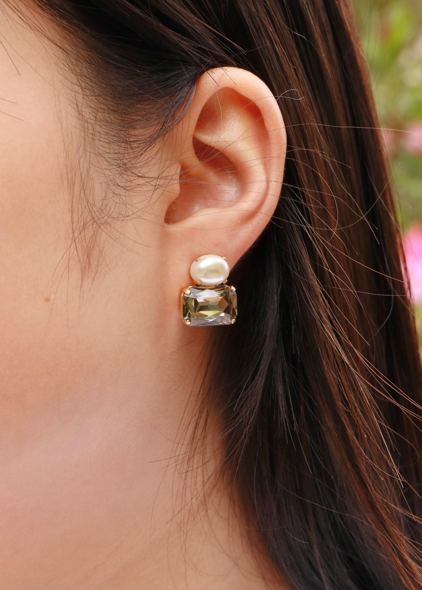Dettaglio orecchini con perla e zircone grigio, collezione Confetti Laura Sciunnach.