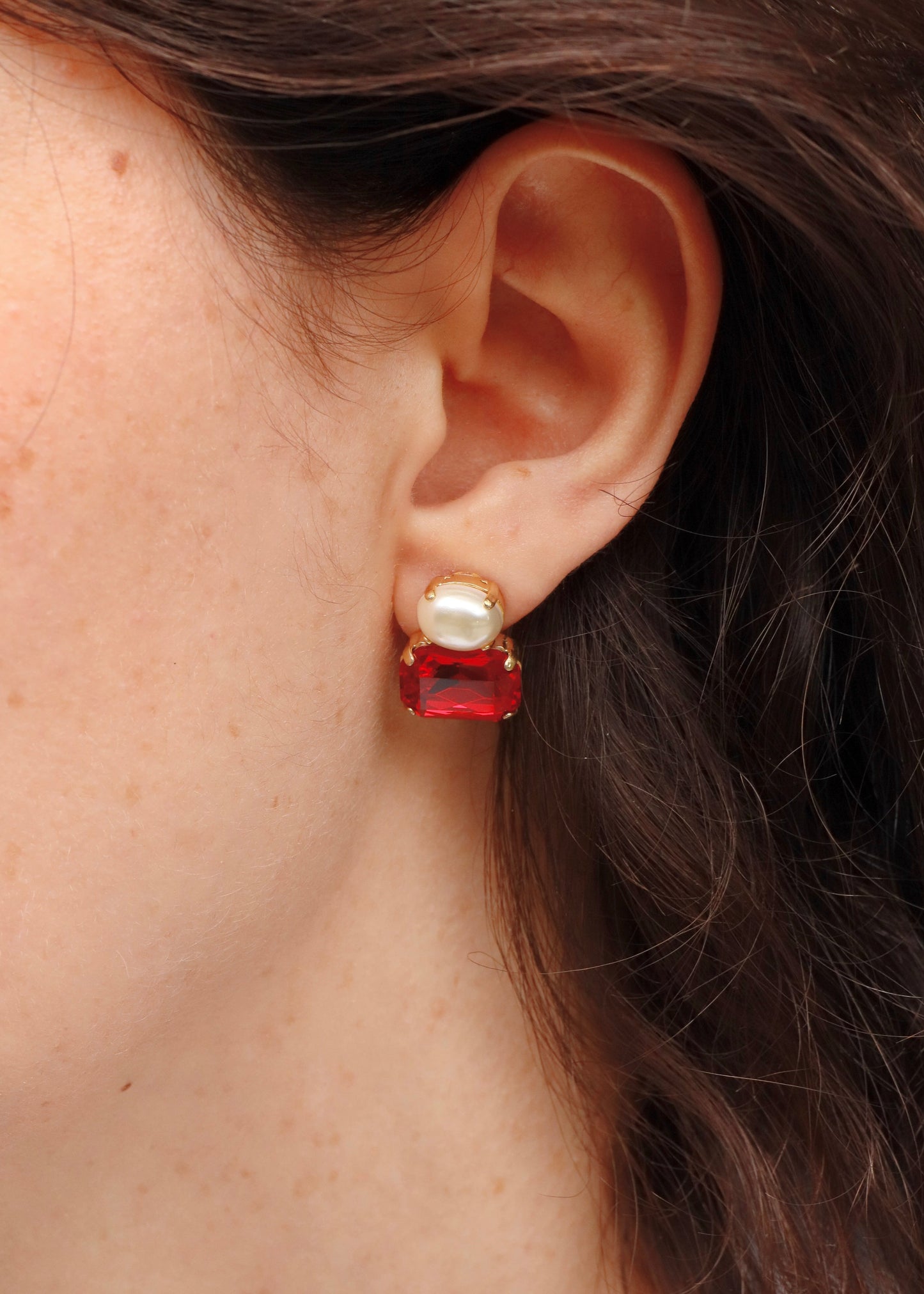 Dettaglio orecchini con perla e zircone rosso, collezione Confetti Laura Sciunnach.