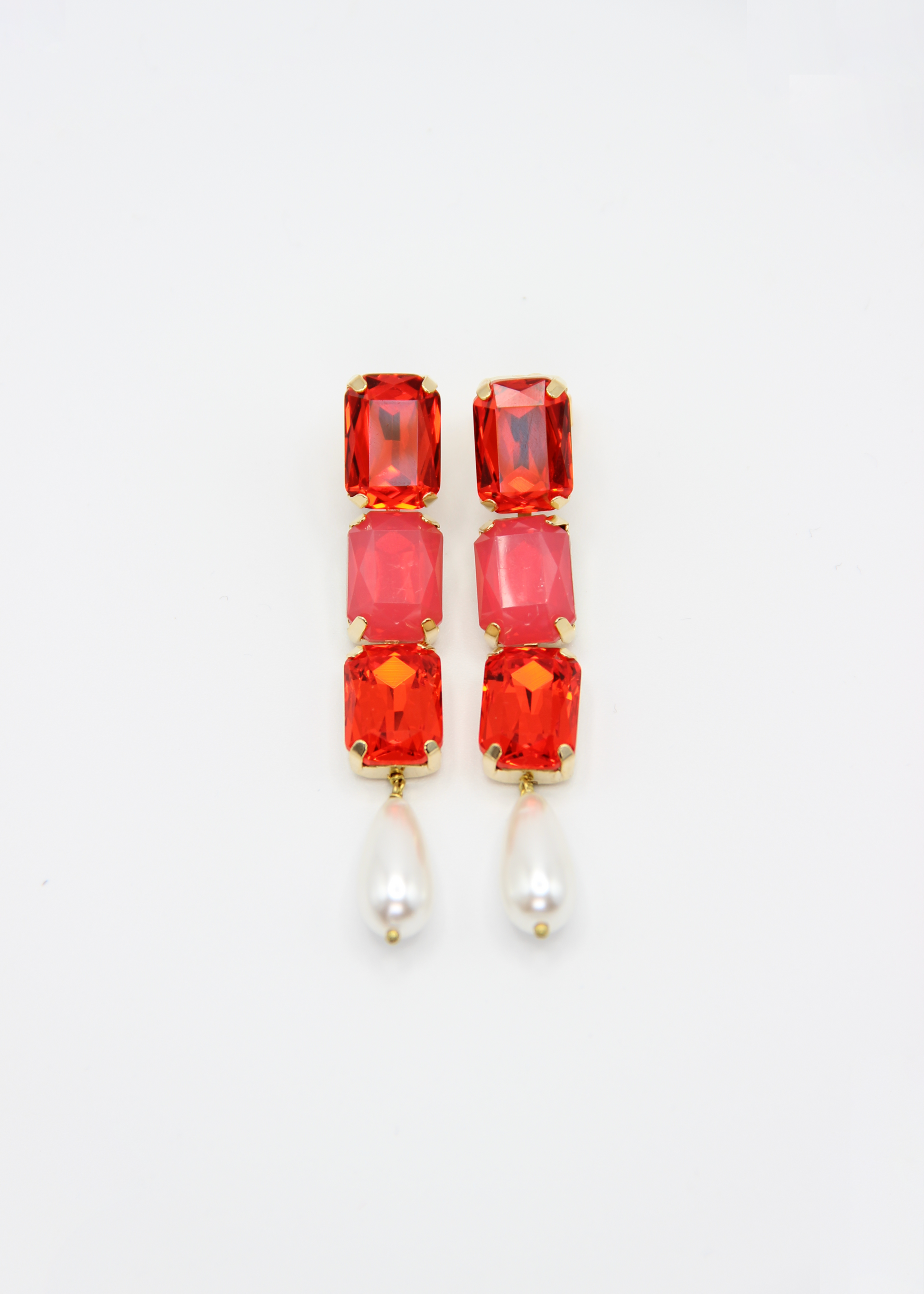 Orecchini lunghi Confetti Cremino Laura Sciunnach in tonalità rosso arancio, con cristalli sfumati tono su tono e pendente a goccia in perla. Gioielli artigianali luminosi ed eleganti.