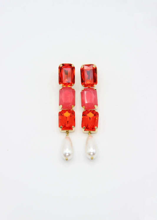 Orecchini lunghi Confetti Cremino Laura Sciunnach in tonalità rosso arancio, con cristalli sfumati tono su tono e pendente a goccia in perla. Gioielli artigianali luminosi ed eleganti.