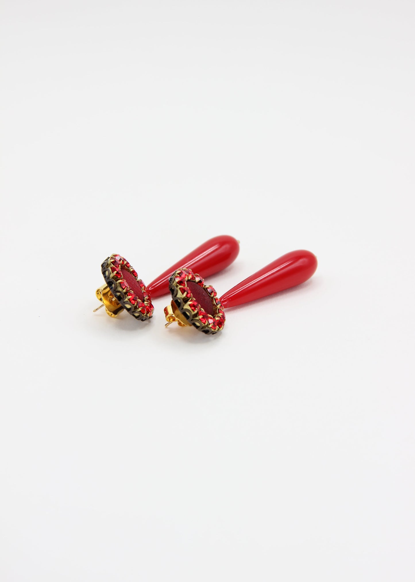 Orecchini artigianali Metropolitan Amalfi rossi, con bottone circolare in tessuto rosso, corona rossi e goccia pendente in resina tono su tono. Nickel free, stile mediterraneo per ogni occasione.