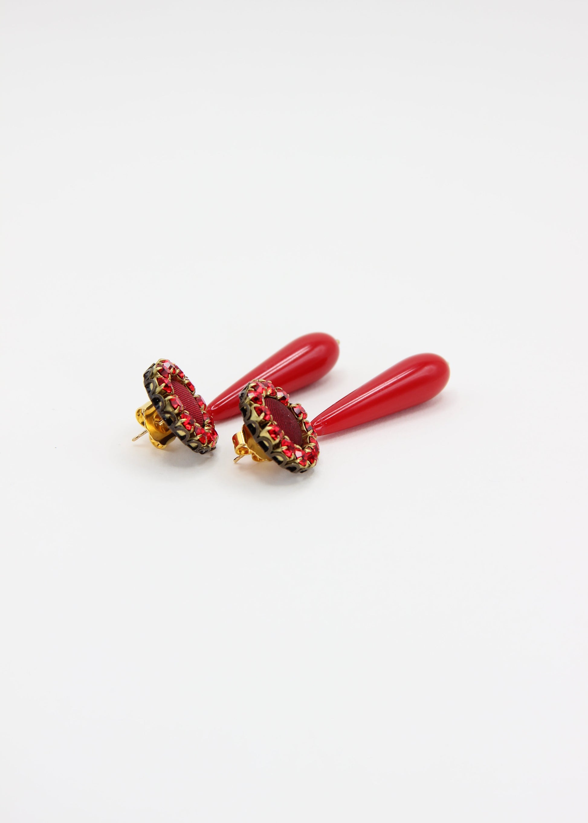 Orecchini artigianali Metropolitan Amalfi rossi, con bottone circolare in tessuto rosso, corona rossi e goccia pendente in resina tono su tono. Nickel free, stile mediterraneo per ogni occasione.