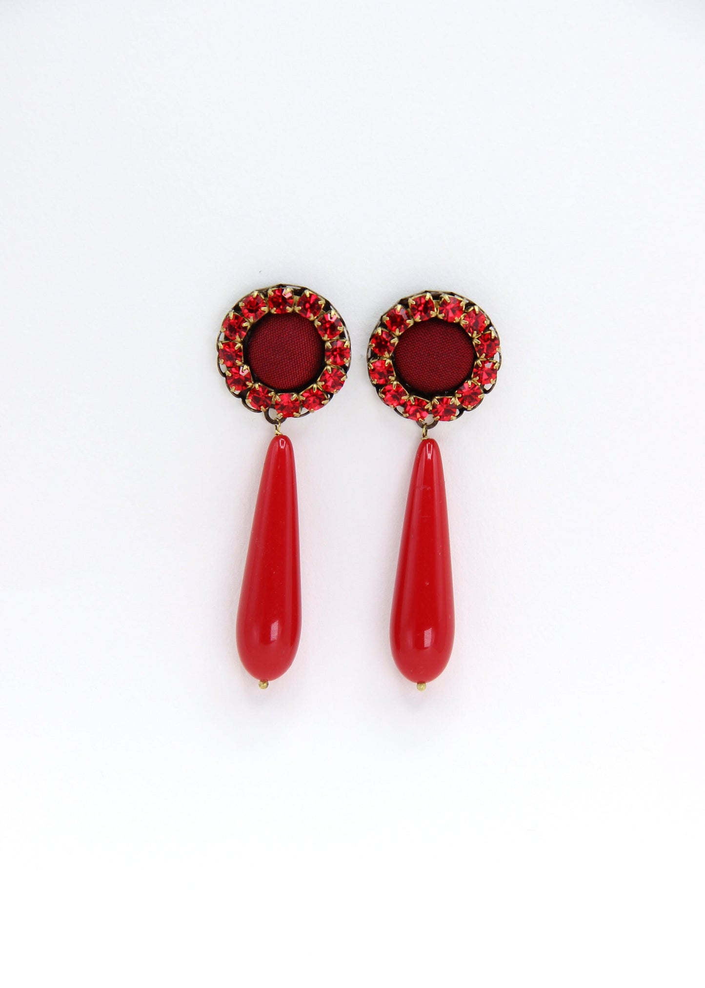 Orecchini artigianali Metropolitan Amalfi rossi, con bottone circolare in tessuto rosso, corona rossi e goccia pendente in resina tono su tono. Nickel free, stile mediterraneo per ogni occasione.