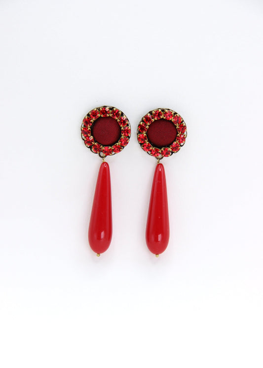 Orecchini artigianali Metropolitan Amalfi rossi, con bottone circolare in tessuto rosso, corona rossi e goccia pendente in resina tono su tono. Nickel free, stile mediterraneo per ogni occasione.