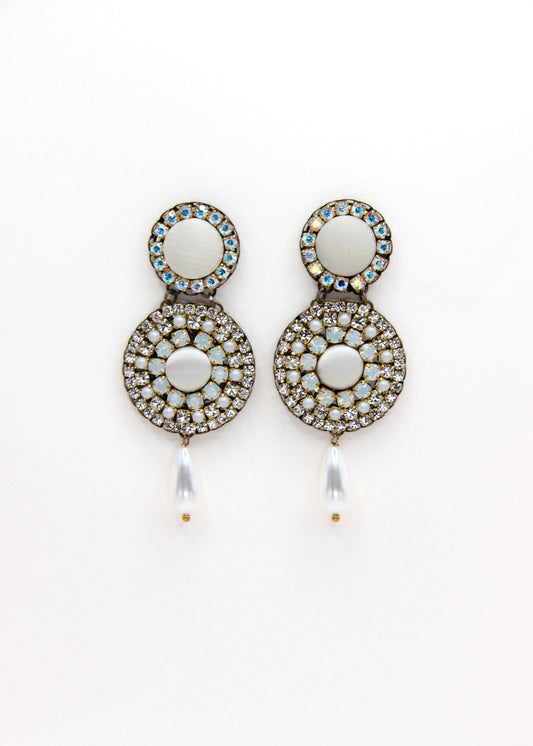 Orecchini artigianali Metropolitan Dubai avorio, con bottoni circolari in tessuto, cristalli iridescenti e pendente a goccia in perla. Nickel free, ideali per cerimonie ed eventi speciali.