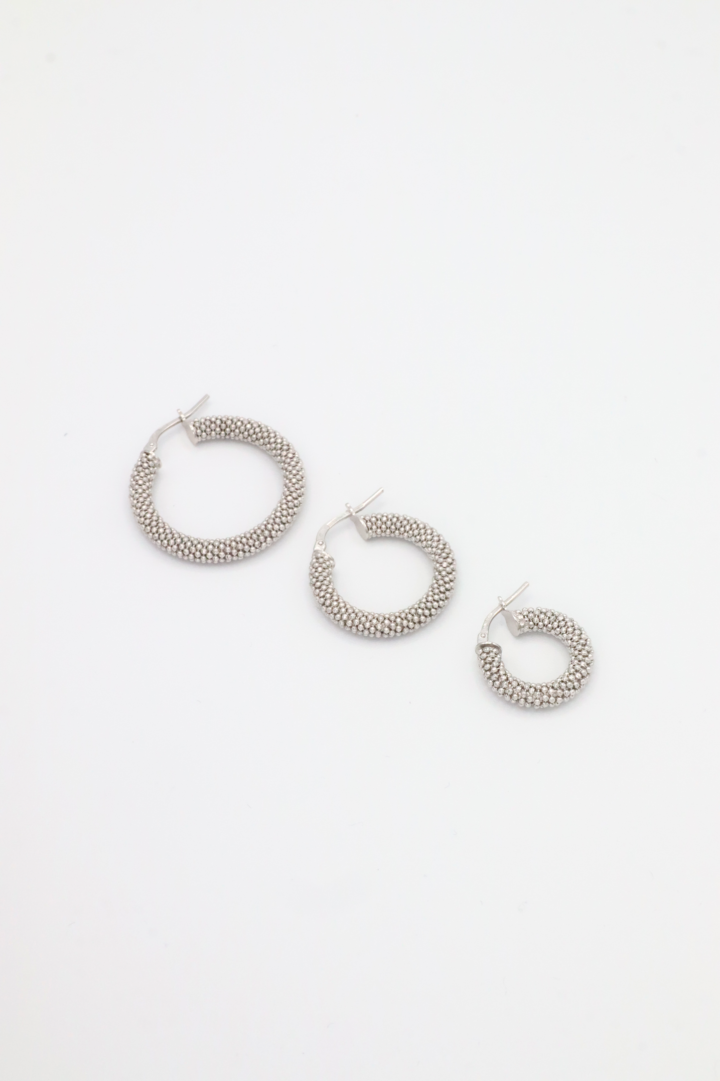 Orecchino a cerchio in argento 925 con piccole rondelle dal design essenziale ed elegante. Disponibile in tre diametri (1,5 cm, 2 cm e 2,8 cm), è dotato di pratica chiusura a baionetta che garantisce comfort e sicurezza. Luminoso e versatile, si abbina perfettamente al bracciale in argento con rondelle chiare per un look coordinato e raffinato, ideale sia per l’uso quotidiano che per occasioni speciali.
