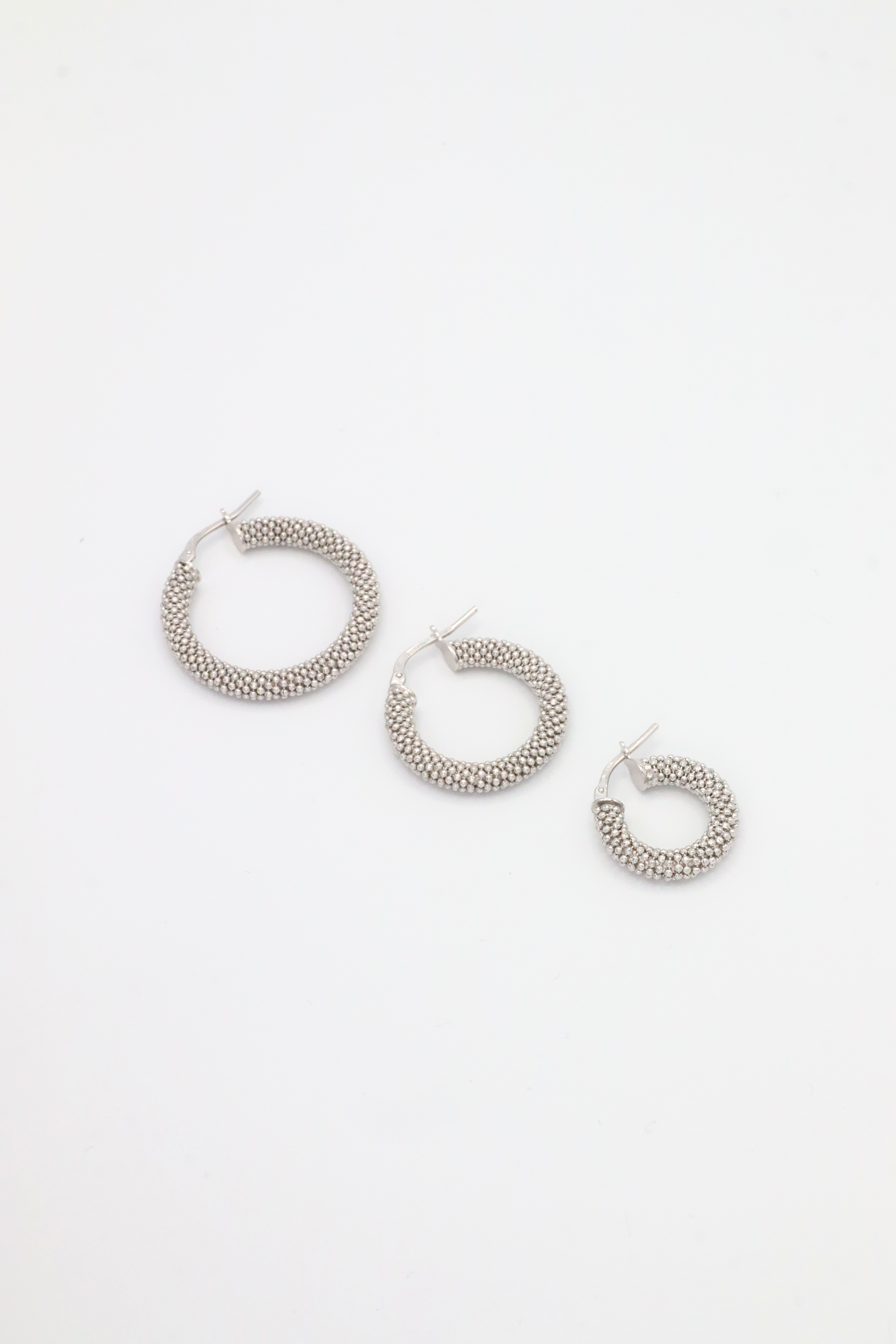Orecchino a cerchio in argento 925 con piccole rondelle dal design essenziale ed elegante. Disponibile in tre diametri (1,5 cm, 2 cm e 2,8 cm), è dotato di pratica chiusura a baionetta che garantisce comfort e sicurezza. Luminoso e versatile, si abbina perfettamente al bracciale in argento con rondelle chiare per un look coordinato e raffinato, ideale sia per l’uso quotidiano che per occasioni speciali.