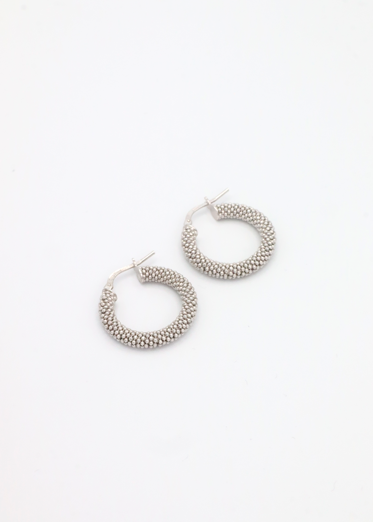 Orecchino a cerchio in argento 925 con piccole rondelle dal design essenziale ed elegante. diametro 2 cm , è dotato di pratica chiusura a baionetta che garantisce comfort e sicurezza. Luminoso e versatile, si abbina perfettamente al bracciale in argento con rondelle chiare per un look coordinato e raffinato, ideale sia per l’uso quotidiano che per occasioni speciali.