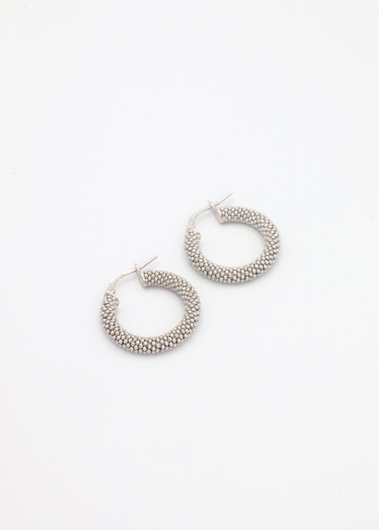 Orecchino a cerchio in argento 925 con piccole rondelle dal design essenziale ed elegante. diametro 2 cm , è dotato di pratica chiusura a baionetta che garantisce comfort e sicurezza. Luminoso e versatile, si abbina perfettamente al bracciale in argento con rondelle chiare per un look coordinato e raffinato, ideale sia per l’uso quotidiano che per occasioni speciali.