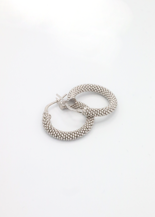 Orecchino a cerchio in argento 925 con piccole rondelle dal design essenziale ed elegante. diametro 2 cm , è dotato di pratica chiusura a baionetta che garantisce comfort e sicurezza. Luminoso e versatile, si abbina perfettamente al bracciale in argento con rondelle chiare per un look coordinato e raffinato, ideale sia per l’uso quotidiano che per occasioni speciali.