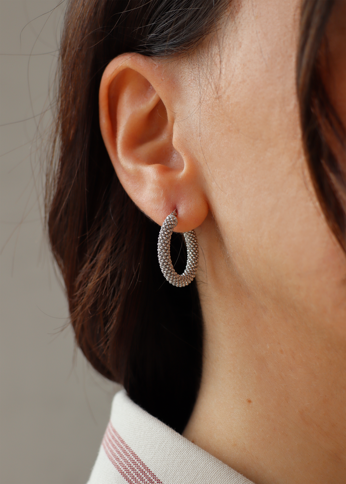 Orecchino a cerchio in argento 925 con piccole rondelle dal design essenziale ed elegante. diametro 2 cm , è dotato di pratica chiusura a baionetta che garantisce comfort e sicurezza. Luminoso e versatile, si abbina perfettamente al bracciale in argento con rondelle chiare per un look coordinato e raffinato, ideale sia per l’uso quotidiano che per occasioni speciali.