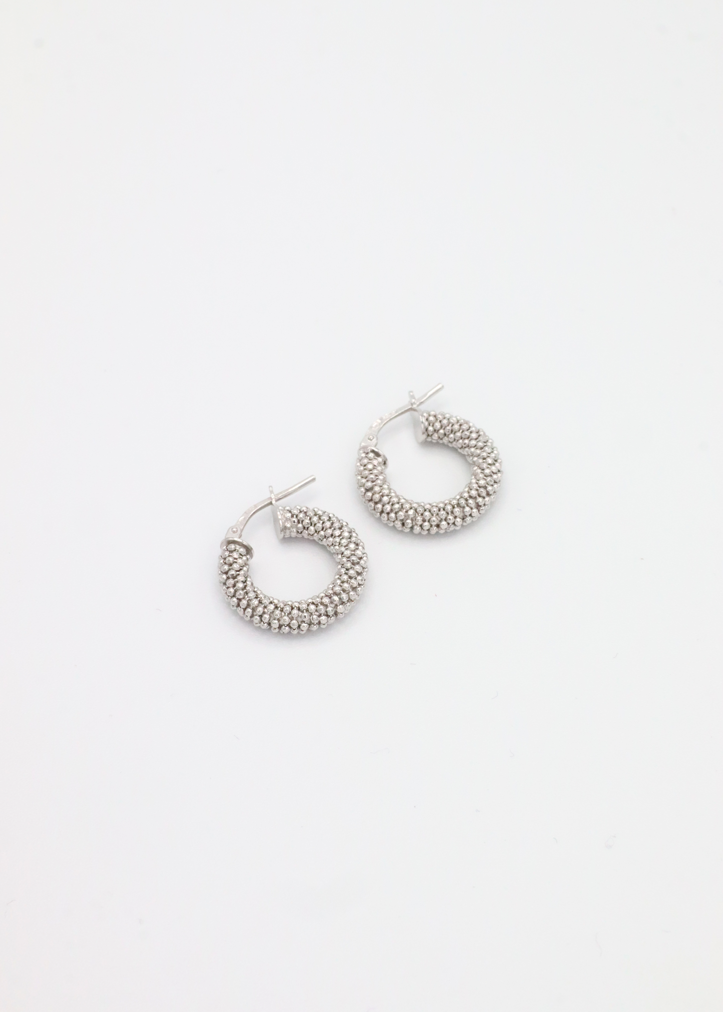 Orecchino a cerchio in argento 925 con piccole rondelle dal design essenziale ed elegante. Diametro 1,5 cm, è dotato di pratica chiusura a baionetta che garantisce comfort e sicurezza. Luminoso e versatile, si abbina perfettamente al bracciale in argento con rondelle chiare per un look coordinato e raffinato, ideale sia per l’uso quotidiano che per occasioni speciali.