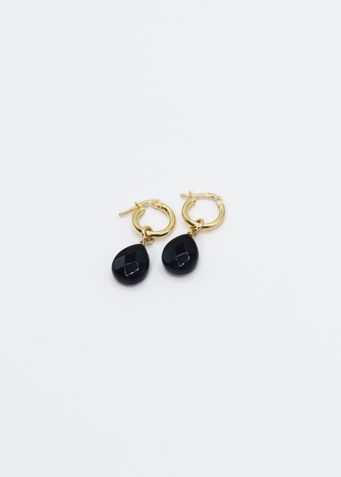 Orecchini Rugiada in argento 925 versione grande con anello a baionetta e ciondolo goccia in pietra naturale sfaccettata. Orecchini eleganti e versatili disponibili in 5 varianti colore, argento o argento placcato oro.