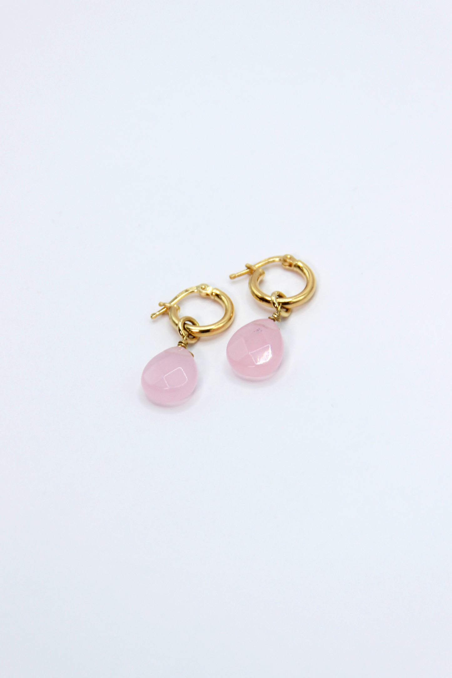 Orecchini Rugiada in argento 925 versione grande con anello a baionetta e ciondolo goccia in pietra naturale sfaccettata. Orecchini eleganti e versatili disponibili in 5 varianti colore, argento o argento placcato oro.