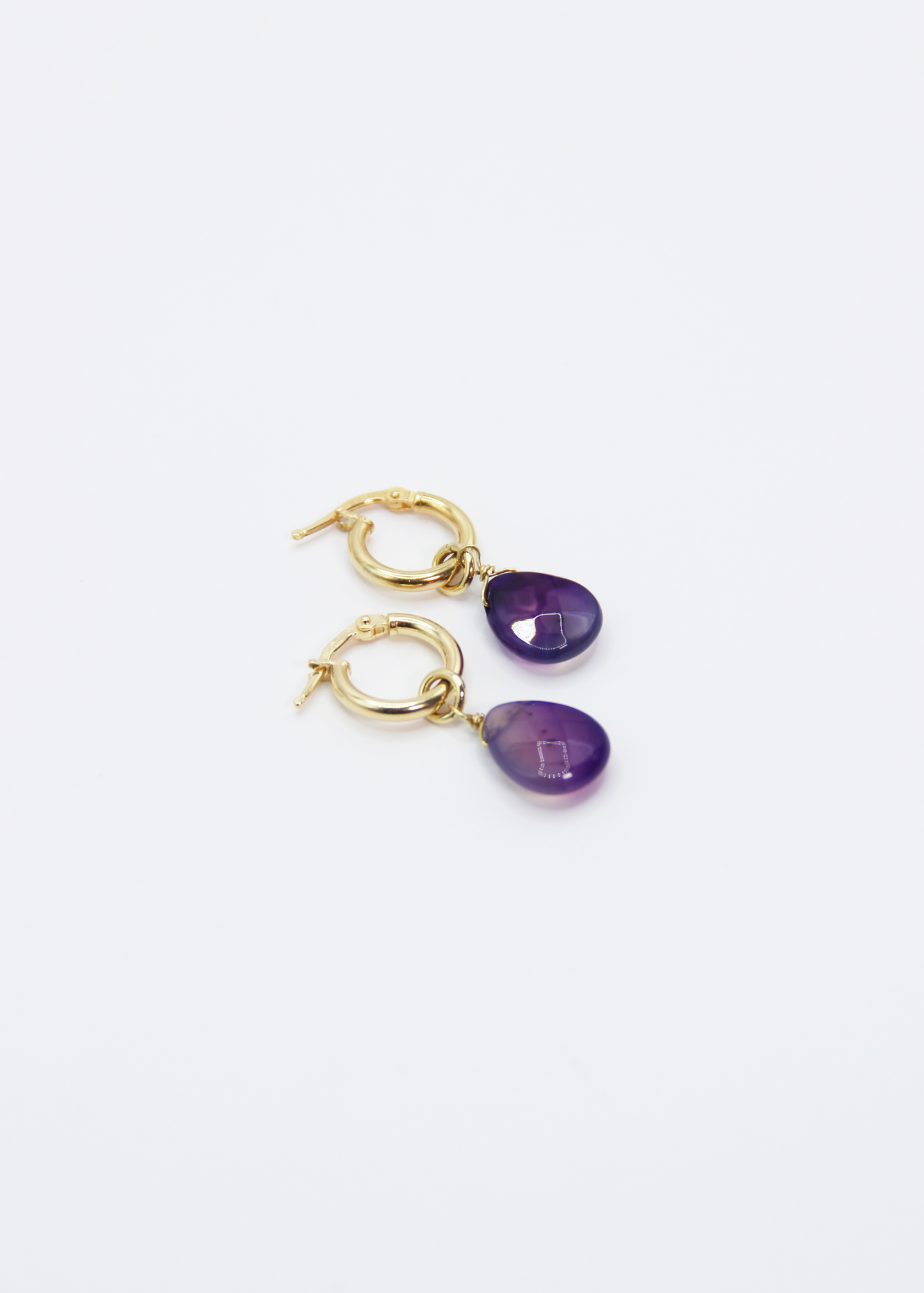 Orecchini Rugiada in argento 925 versione grande con anello a baionetta e ciondolo goccia in pietra naturale sfaccettata. Orecchini eleganti e versatili disponibili in 5 varianti colore, argento o argento placcato oro.