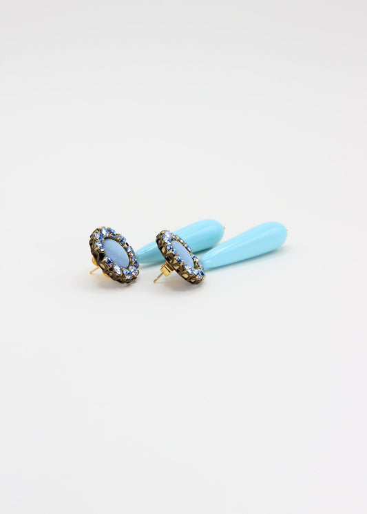 Orecchini artigianali Metropolitan Amalfi azzurro, con bottone circolare in tessuto carta da zucchero, corona di strass azzurri e goccia pendente in resina tono su tono. Nickel free, stile mediterraneo per ogni occasione.