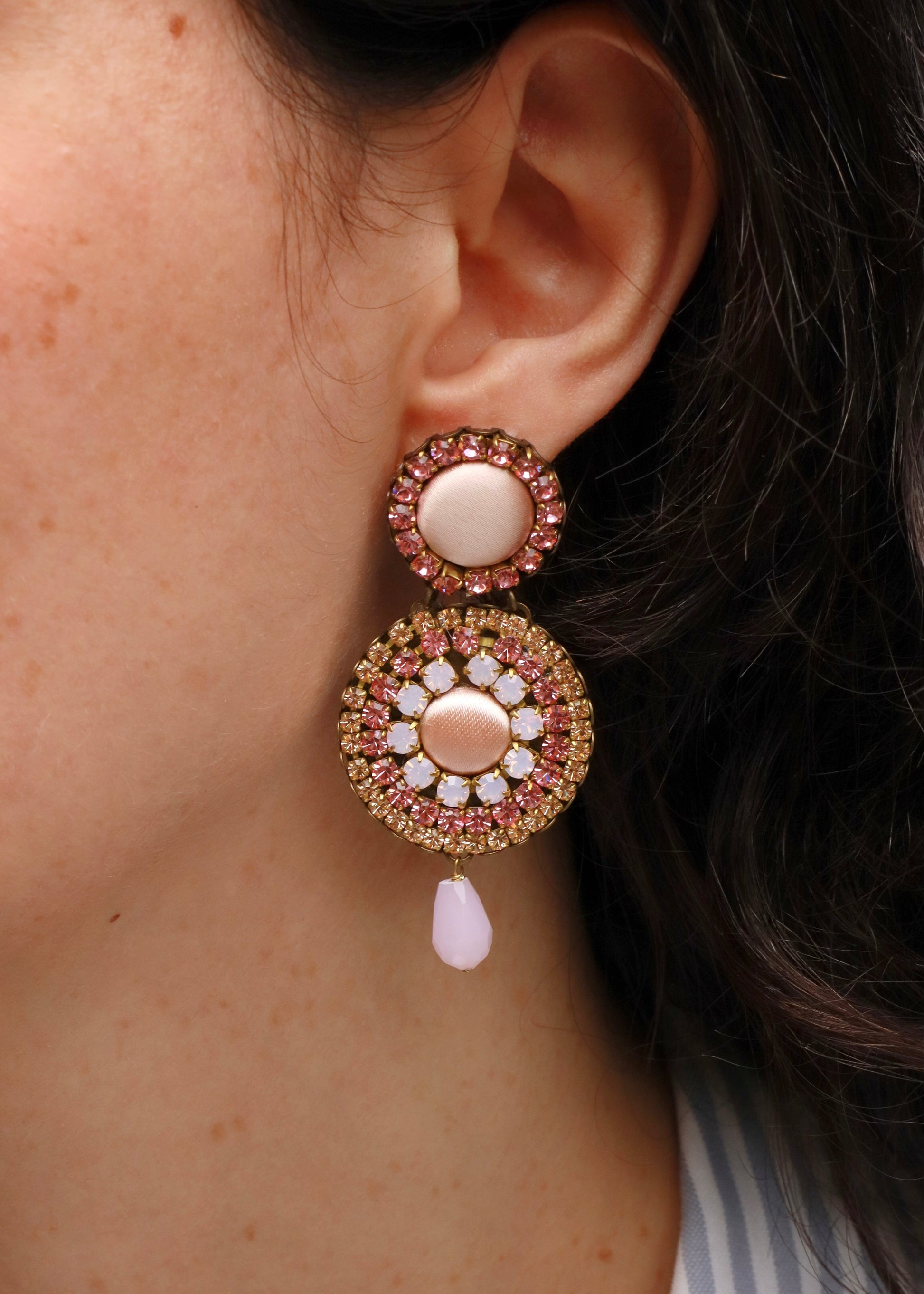 Orecchini artigianali Metropolitan Dubai rosa confetto, con bottoni circolari in tessuto, strass e pendente a goccia in cristallo. Nickel free, ideali per cerimonie ed eventi speciali.
