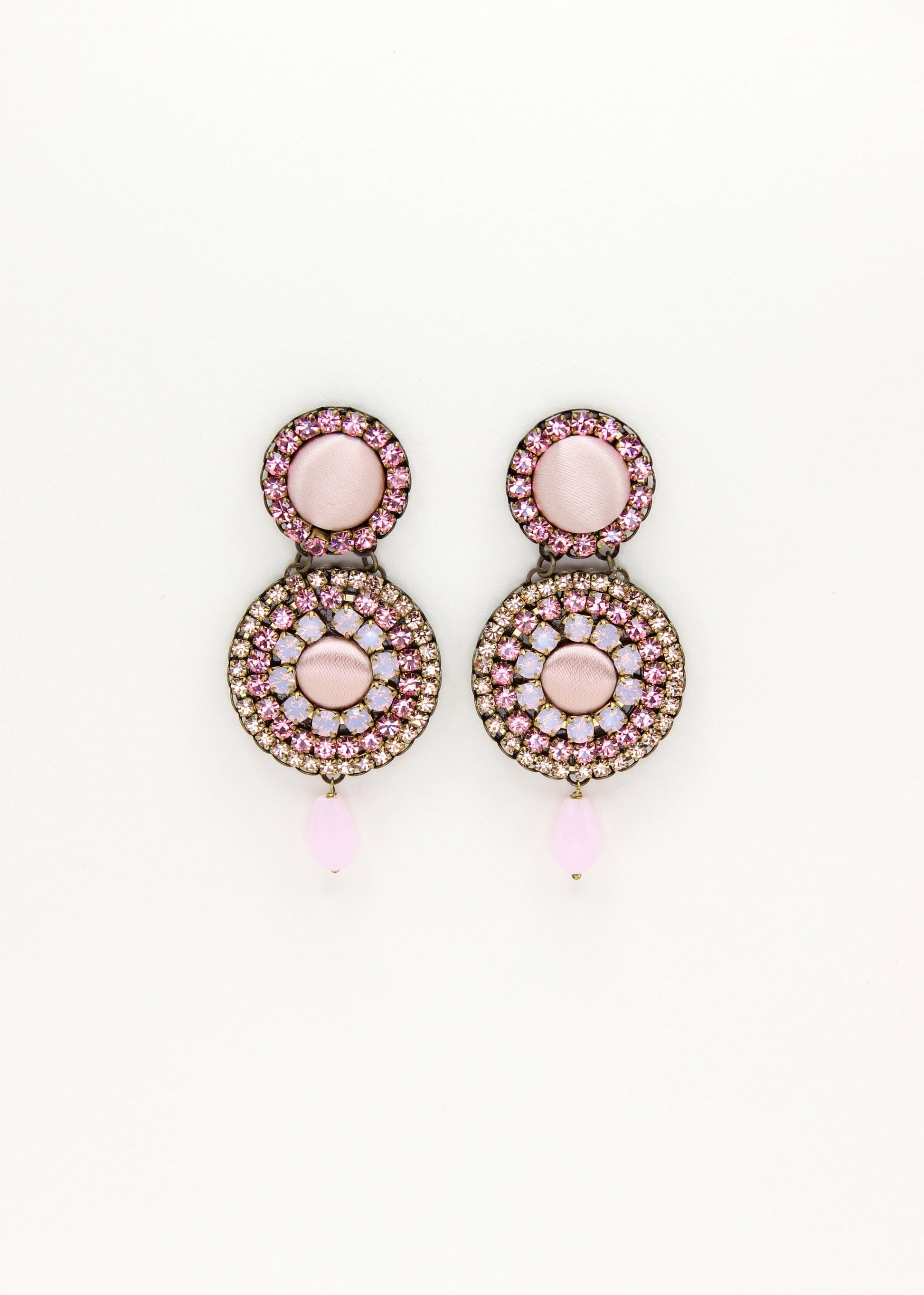 Orecchini artigianali Metropolitan Dubai rosa confetto, con bottoni circolari in tessuto, strass e pendente a goccia in cristallo. Nickel free, ideali per cerimonie ed eventi speciali.