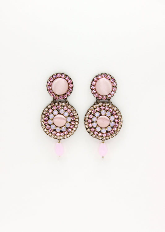 Orecchini artigianali Metropolitan Dubai rosa confetto, con bottoni circolari in tessuto, strass e pendente a goccia in cristallo. Nickel free, ideali per cerimonie ed eventi speciali.