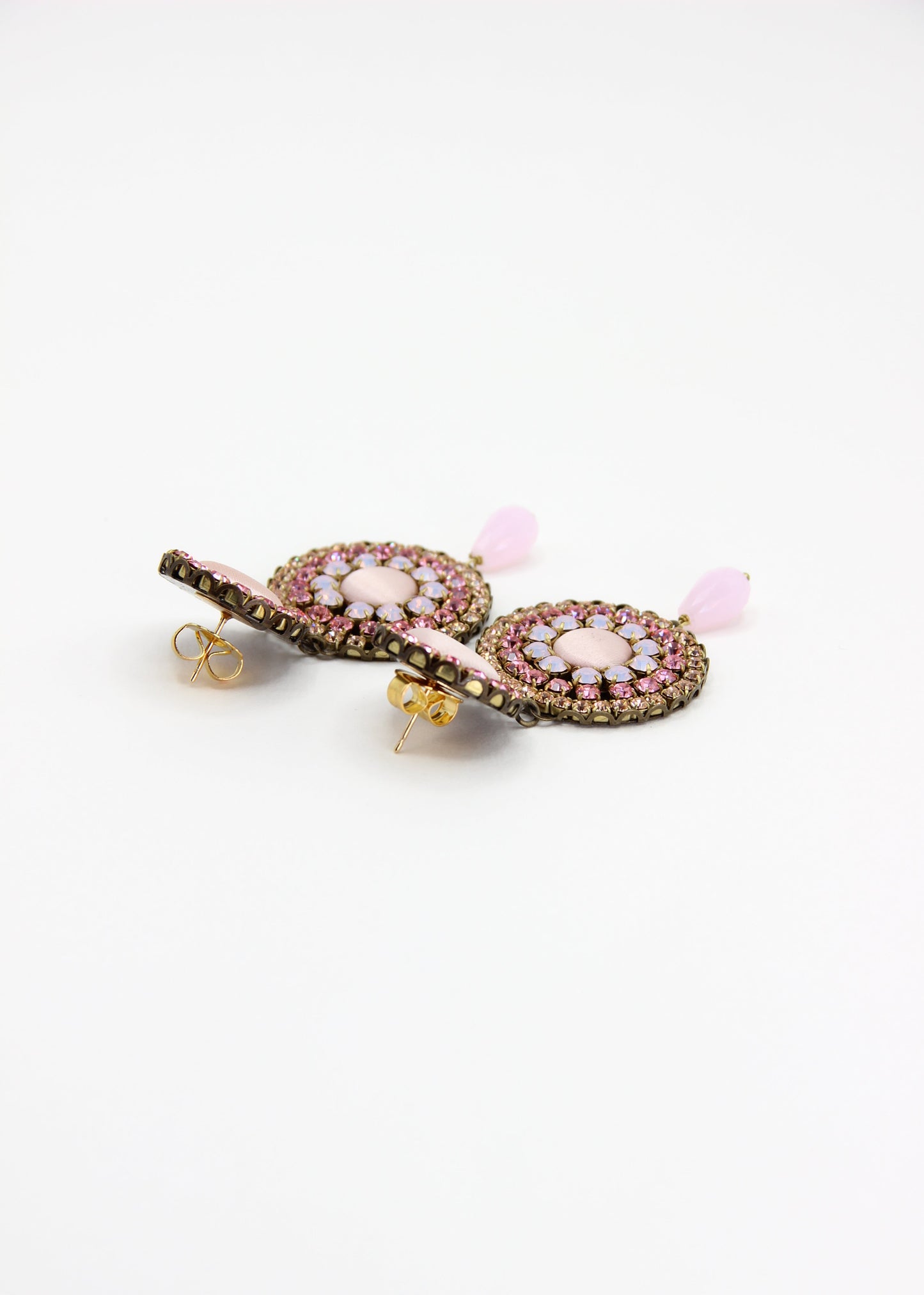 Orecchini artigianali Metropolitan Dubai rosa confetto, con bottoni circolari in tessuto, strass e pendente a goccia in cristallo. Nickel free, ideali per cerimonie ed eventi speciali.