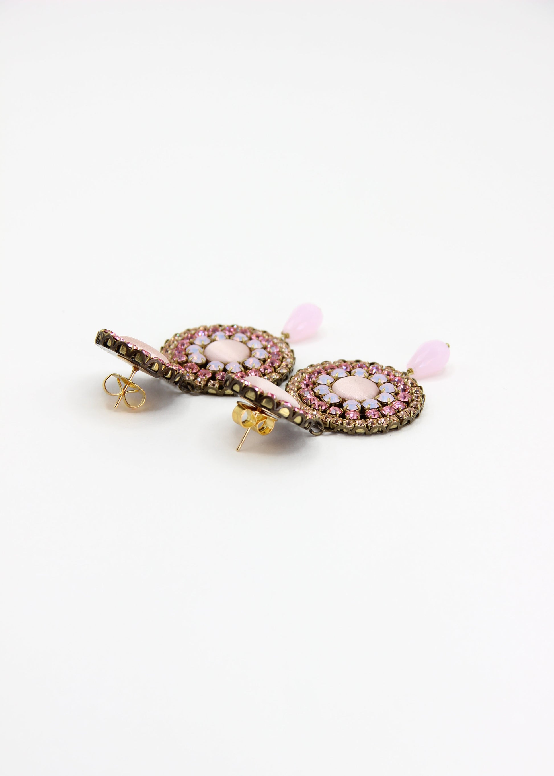 Orecchini artigianali Metropolitan Dubai rosa confetto, con bottoni circolari in tessuto, strass e pendente a goccia in cristallo. Nickel free, ideali per cerimonie ed eventi speciali.