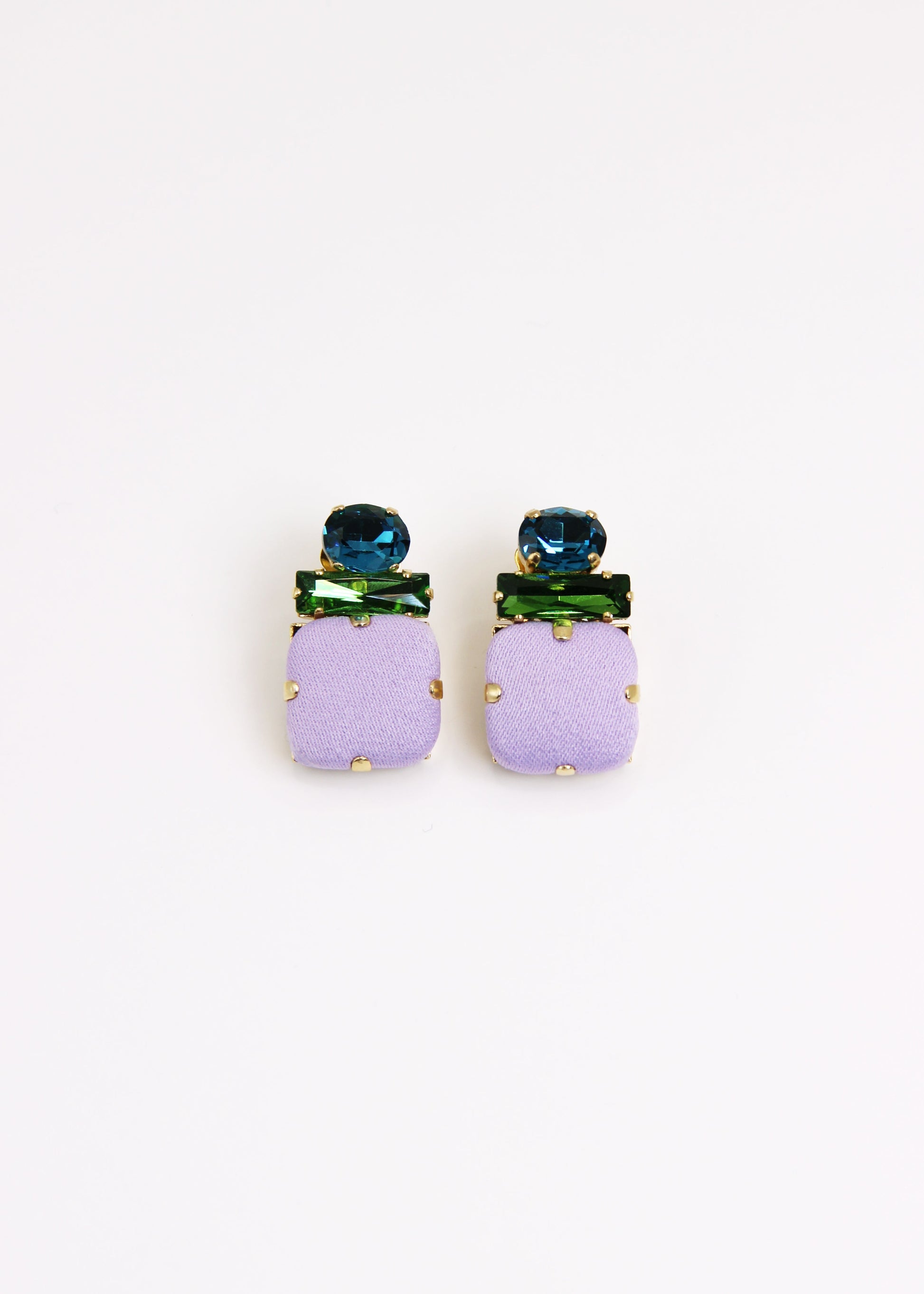 Orecchino artigianale Metropolitan modello Roma con bottone quadrato lilla e cristalli colorati verde e turchese – design audace, fatto a mano da Laura Sciunnach Bijoux, leggero e personalizzabile, ispirato alla città di Roma.