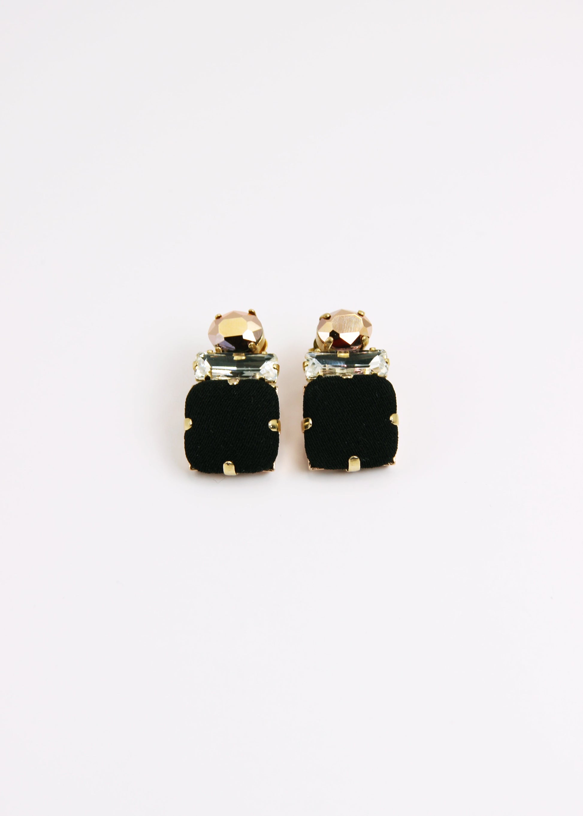 Orecchino artigianale Metropolitan modello Roma con bottone quadrato nero e cristalli colorati bianco e bronzo – design audace, fatto a mano da Laura Sciunnach Bijoux, leggero e personalizzabile, ispirato alla città di Roma.