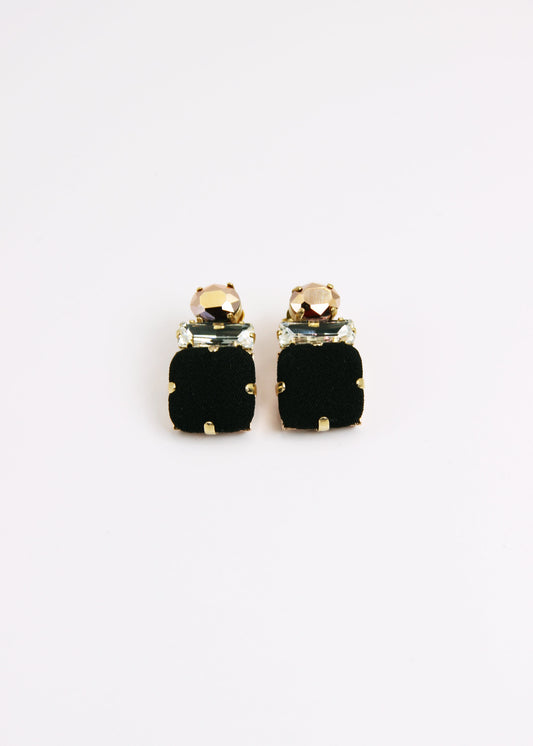 Orecchino artigianale Metropolitan modello Roma con bottone quadrato nero e cristalli colorati bianco e bronzo – design audace, fatto a mano da Laura Sciunnach Bijoux, leggero e personalizzabile, ispirato alla città di Roma.