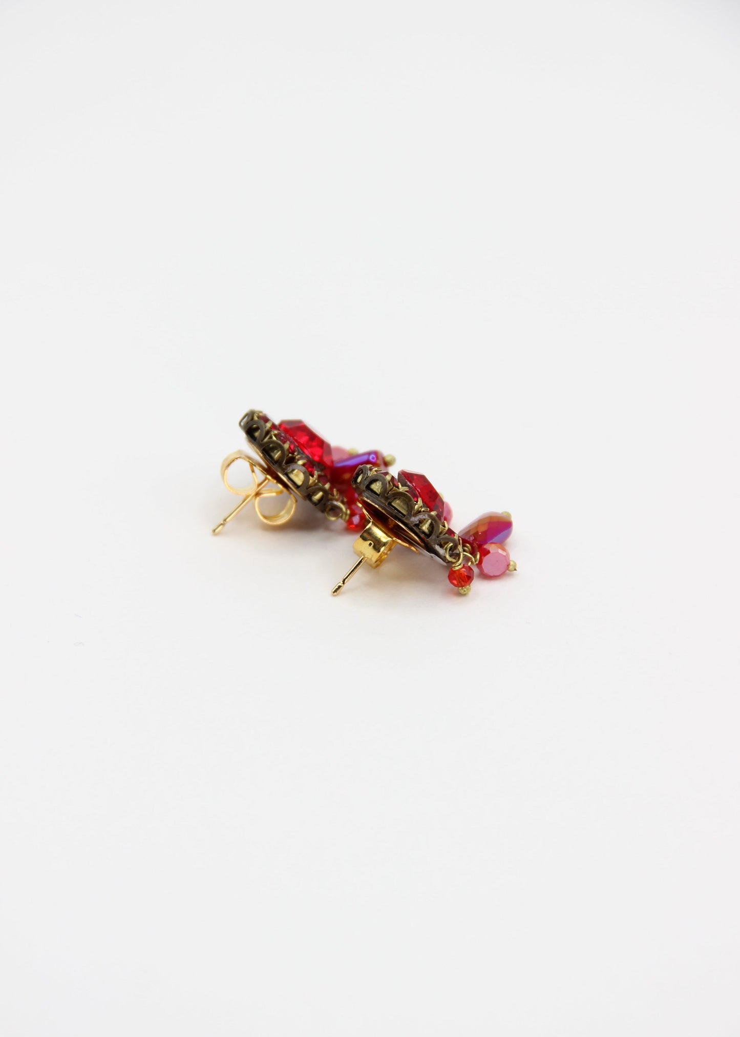 Orecchini artigianali Metropolitan Taormina rosso, con cristallo centrale, corona di strass e cinque pietre sfaccettate a cascata in rosso iridescente. Nickel free, stile mediterraneo per ogni occasione.