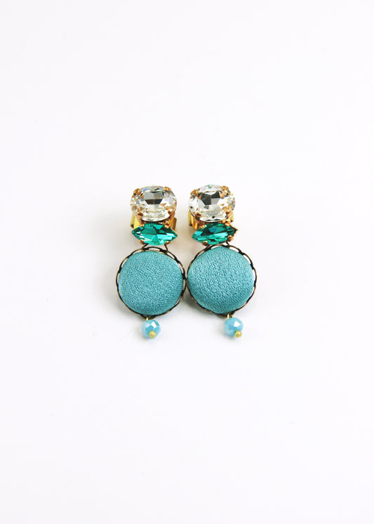 Orecchino artigianale Metropolitan realizzato da laura sciunnach bijoux modello Venezia con bottone in stoffa azzurra, cristalli tagliati e perlina pendente – gioiello fatto a mano, leggero e personalizzabile, ispirato alla città di Venezia.