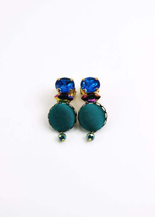 Orecchino artigianale Metropolitan realizzato da laura sciunnach bijoux modello Venezia con bottone in stoffa blu pavone, cristalli tagliati e perlina pendente – gioiello fatto a mano, leggero e personalizzabile, ispirato alla città di Venezia.