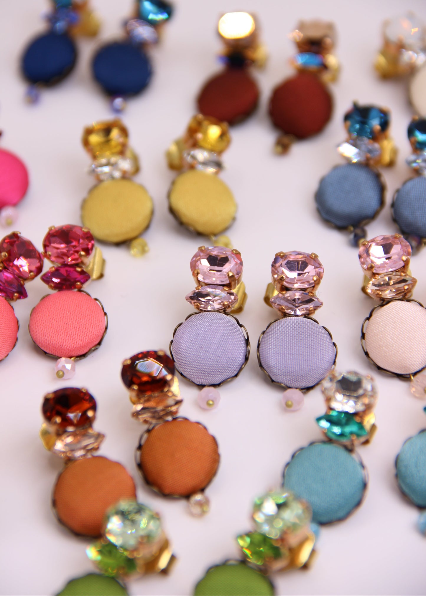 Orecchino artigianale Metropolitan realizzato da laura sciunnach bijoux modello Venezia con bottone in stoffa lilla, cristalli tagliati e perlina pendente – gioiello fatto a mano, leggero e personalizzabile, ispirato alla città di Venezia.