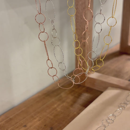 Collana Intreccio Laura Sciunnach in argento, choker a maglie irregolari indossato al collo di una donna, gioiello artigianale italiano con design elegante.