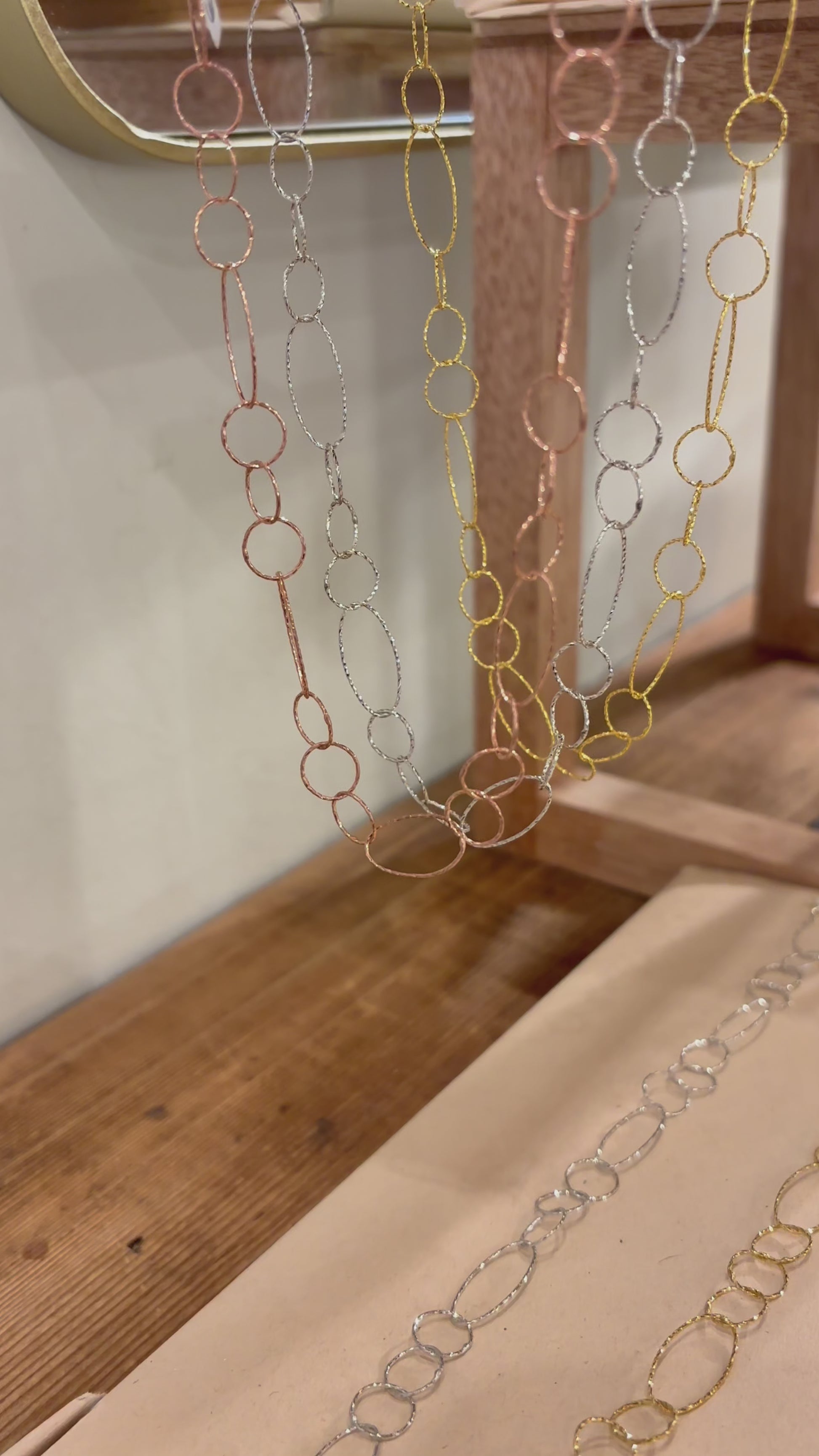 Collana Intreccio Laura Sciunnach in argento, choker a maglie irregolari indossato al collo di una donna, gioiello artigianale italiano con design elegante.