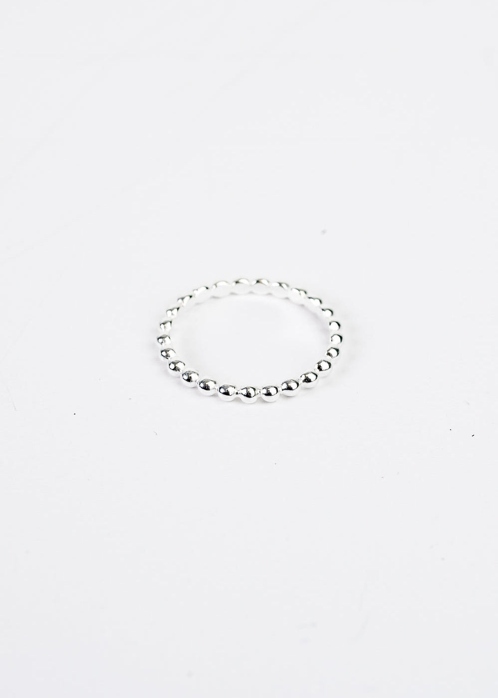 Anello a palline in argento 925, design minimal con lavorazione a piccole sfere lucide, gioiello artigianale disponibile in diverse misure, elegante e versatile da indossare ogni giorno.